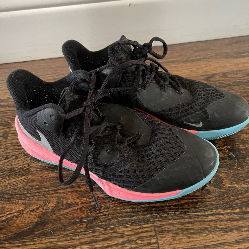 Nike volley ball shoes youth size 5 1/2.